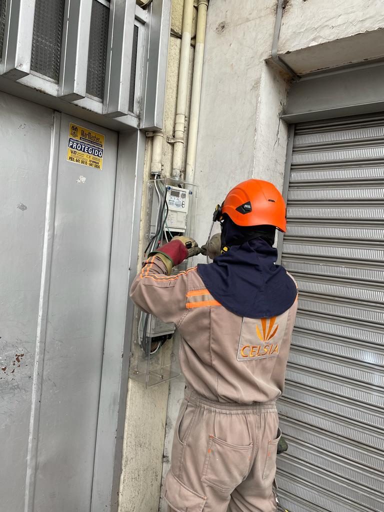 Operación AMS en proyecto Celsia Palmira — instalación de medidor de fachada